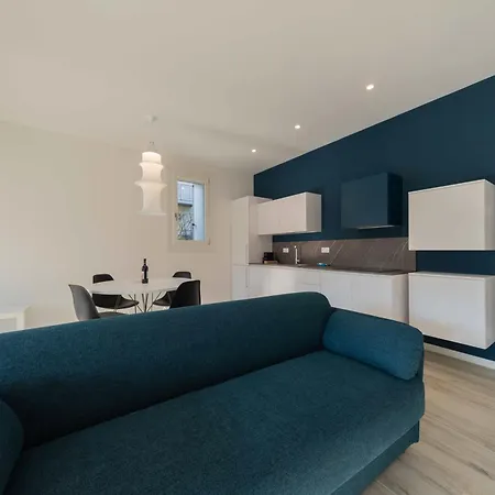 Apartmentsgarda - L'isola Blu * Garda (Verona)