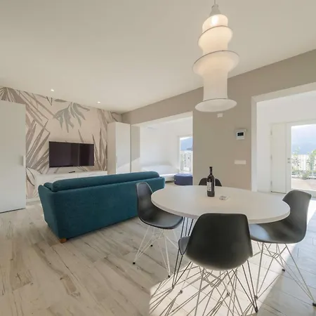 Apartmentsgarda - L'isola Blu * Garda (Verona)